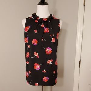 Feminine sleeveless blouse